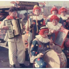 Schmutziger Donnerstag: Die Clowngruppe auf dem Gottmannplatz.