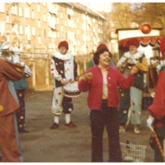 Die Clowngruppe beim Schnurren am Rosenmontag im Hindenburgblock.