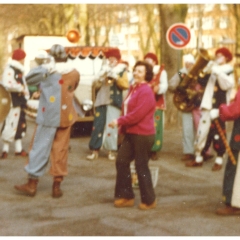 Die Clowngruppe beim Schnurren am Rosenmontag im Hindenburgblock.