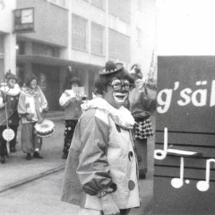 Schmutziger Donnerstag: Die Clowngruppe beim Wecken vor der Gärtnerei Nübel.