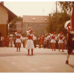 Fanfarenzug und Garde beim Umzug in Teningen.