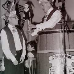 Fasnachtseröffnung im Ziegelhof: Scheidender Präsident Konrad Uetz übergibt Alex Volz das Zepter.