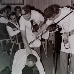 Fasnachtseröffnung im Ziegelhof: Alex wurde sofort von den Schneckenburg-Geistlichen Dieter Stöß, Werner Mutter und Jochen Theuerjahr zum Präsident getauft.