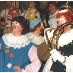 Rosenmontag in der Stadt: Der Fanfarenzug beim Schnurren. Im Bild Silvia Oser und Herbert Heinrich.