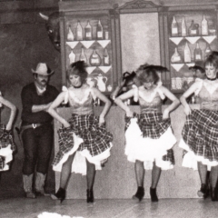 Narrenkonzerte im Konzil: Tänzerischer Gruß aus dem Western-Saloon durch das Schneckenburg-Ballett: Angelika Bertram, Ingrid Buck, Gisela Görn, Monika Müller, Birgit Pfundstein, Angelika Stöß, Susanne Stöß. Einstudiert von Inge Stöß.