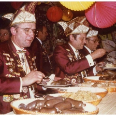 Der Elferrat beim Mainau-Hock der Konstanzer Fasnachtsvereine. V.l.n.r. laden sich Ludwig Degen, Paul Bischoff und Alex Volz I. die Teller voll.