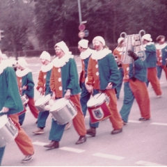 Schmutziger Donnerstag: Der Fanfarenzug beim Narrenbaumstellen auf dem Gottmannplatz.