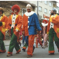 Schmutziger Donnerstag: Die Clowngruppe beim Narrenbaumstellen auf dem Gottmannplatz.