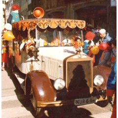 Umzug am Fasnachtssonntag: Das Clownauto der Schneckenburg.