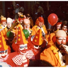 Umzug am Fasnachtssonntag: Die Clowngruppe spielt auf.