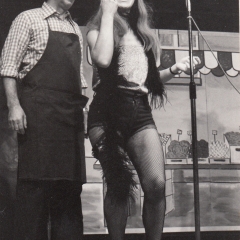 Narrenkonzerte im Konzil: Die Gesangsnummer der Schneckenburg ( Wolfgang Theuerjahr und Mary Deutinger) auf dem Wochenmarkt.