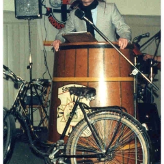Fasnachtseröffnung im Ziegelhof: Rudi Deutinger als mürrischer Radfahrer in der Bütt.