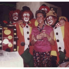 Schmutziger Donnerstag: Die Clowngruppe beim Wecken.