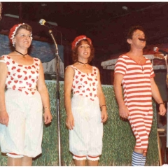 Narrenkonzerte im Konzil: "Baden geh'n, hör'n und seh'n.", hieß es bei der Gesangsnummer der Schneckenburg. Es sangen mit: Mary und Rudi Deutinger, Inge und Dieter Stöß, Marga und Wolfgang Theuerjahr.