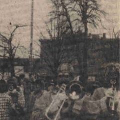 Schmutziger Donnerstag: Die Clowngruppe beim Narrenbaumstellen auf dem Gottmannplatz.