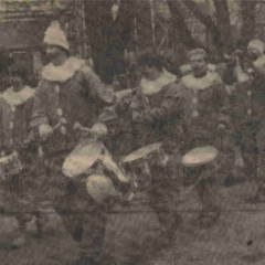 Schmutziger Donnerstag: Der Fanfarenzug der Schneckenburg beim Narrenbaumsetzen auf dem Gottmannplatz.