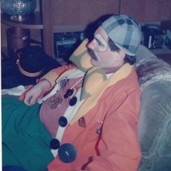 Rosenmontag: Clowngruppe im Wohnzimmer von Werner Mutter.