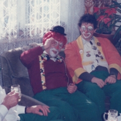 Rosenmontag: Clowngruppe im Wohnzimmer von Werner Mutter.