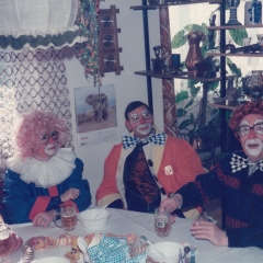 Rosenmontag: Clowngruppe im Wohnzimmer von Werner Mutter.