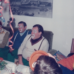 Rosenmontag: Clowngruppe im Wohnzimmer von Werner Mutter.