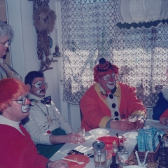 Rosenmontag: Clowngruppe im Wohnzimmer von Werner Mutter.