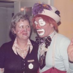 Rosenmontag: Clowngruppe im Wohnzimmer von Werner Mutter.