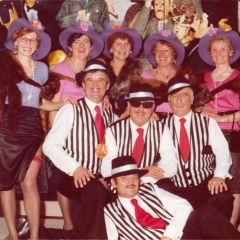 Die Schneckenburg beim Ball der Elefanten im Casino: Von obere Reihe Isolde Bischoff, Inge Degen, Else Uetz, Elli Bischoff und Trudel Buck. Untere Reihe Ludwig Degen, Konti Uetz, Walter Buck. Liegend Paul Bischoff.