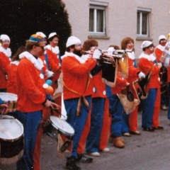 Schmutziger Donnerstag: Am Nachmittag folgte das Narrenbaumstellen auf dem Gottmannplatz.