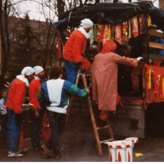 Schmutziger Donnerstag: Von Auftritt zu Auftritt fuhr man mit dem offenem LKW.