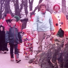 Schmutziger Donnerstag: Der Narrenbaum wird zum Gottmannplatz gezogen.