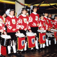 Fasnacht im Seerheincenter: Der Fanfarenzug bei seinem Auftritt.