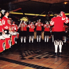 Fasnacht im Seerheincenter: Der Fanfarenzug bei seinem Auftritt.