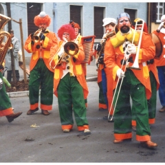 Schmutziger Donnerstag: Die Clowngruppe der Schneckenburg unter der bewährten Leitung von Gerd Zachenbacher beim Narrenbaumstellen auf dem Gottmannplatz.