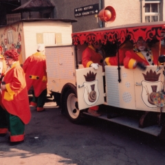 Rosenmontag: Die Clowngruppe unterwegs.