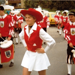 Fanfarenzug beim Umzug: Dann kam das Ballett mit den Trommlern.