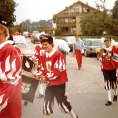 Fanfarenzug beim Umzug: Und die Bläser des Vereins.