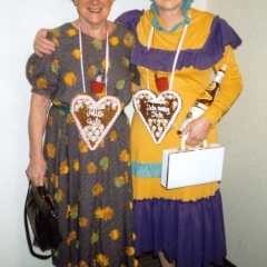 Narrenkonzerte im Konzil: Die beiden Traschbasen Elli Bischoff und Helga Matheis auf dem Weinfest.