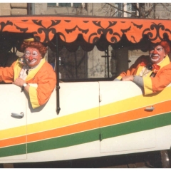 Umzug in der Stadt: Das Clownauto, wie immer mit dabei. Die beiden Walters (links: Benz, rechts: Stöß) durften mitfahren.