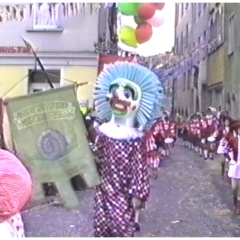 Umzug in der Stadt: Ekkehard Moser führt den Umzug im Clown (Eigentlich der misslungene Urschreck.) an.