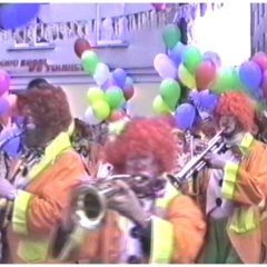 Umzug in der Stadt: Die Clowngruppe als wilder Haufen.