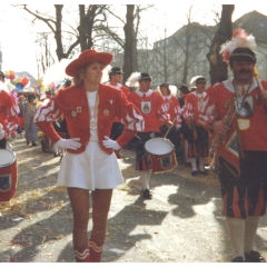 Umzug in der Stadt: Der Fanfarenzug in Reih und Glied.