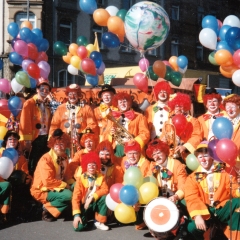 Umzug in der Stadt: Die Clowngruppe am Aufstellungsplatz.
