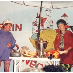 11.11. in der Handwerkskammer: Elfriede Bischoff und Helga Matheis auf dem Flohmarkt.