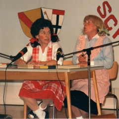 70 Jahre Schneckenburg: Aus Ihrer Jugend konnten Elfriede Bischoff und Helga Matheis berichten.