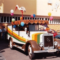 Das Clownauto als Hochzeitskutsche für Beate und Bruno Zachenbacher.