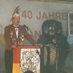 11.11. in der Handwerkskammer: Dirk Mutter stellt die neue Maske der Schneckenburg vor.