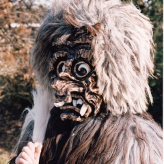 1. Fasnacht vom Schneckenbürgler Schneeschreck: Die ersten Masken auf der Strasse.