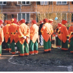 Rosenmontag: Die Clowngruppe im Hindenburgblock.