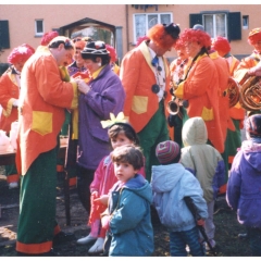 Rosenmontag: Die Clowngruppe im Hindenburgblock.