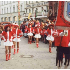 Narrenbaumstellen auf der Markstätte: Das Garde der Schneckenburg läuft ein.